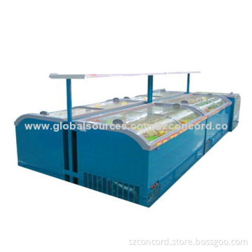 Refrigerated island showcase with totally-enclosed compressor